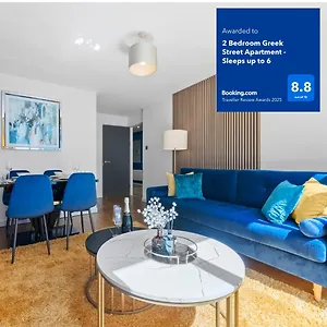  Apartment 2 Bedroom Greek Street - Sleeps 6